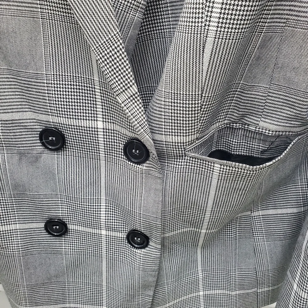 Double Breast Grid Pane Houndstooth Blazer w/ pockets! 8 - Picture 10 of 14